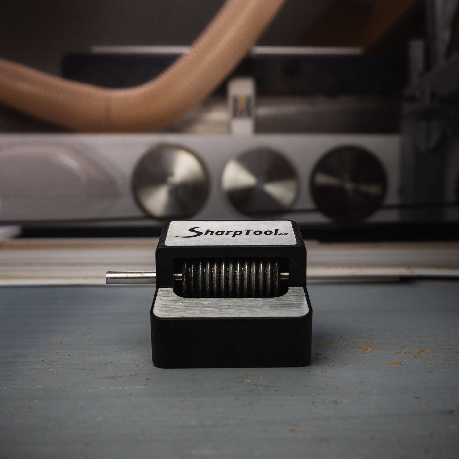 SharpTool 2.0 compacte slijptool voor multitoolbladen in een professionele werkplaatsomgeving