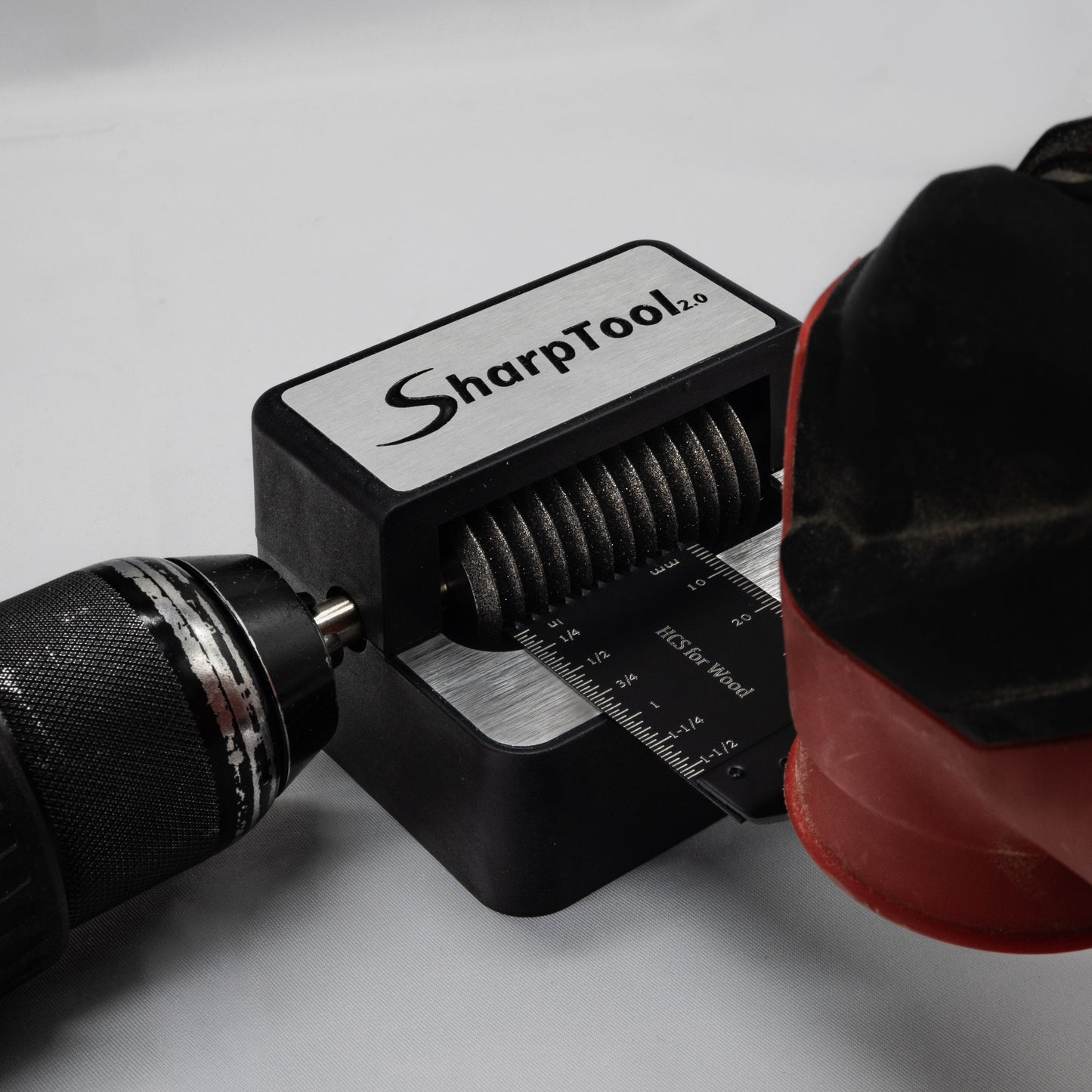 SharpTool 2.0 slijpt een multitoolblad in 10 seconden met behulp van een boormachine