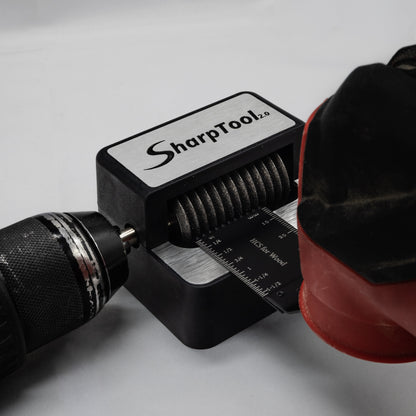 SharpTool 2.0 slijpt een multitoolblad in 10 seconden met behulp van een boormachine