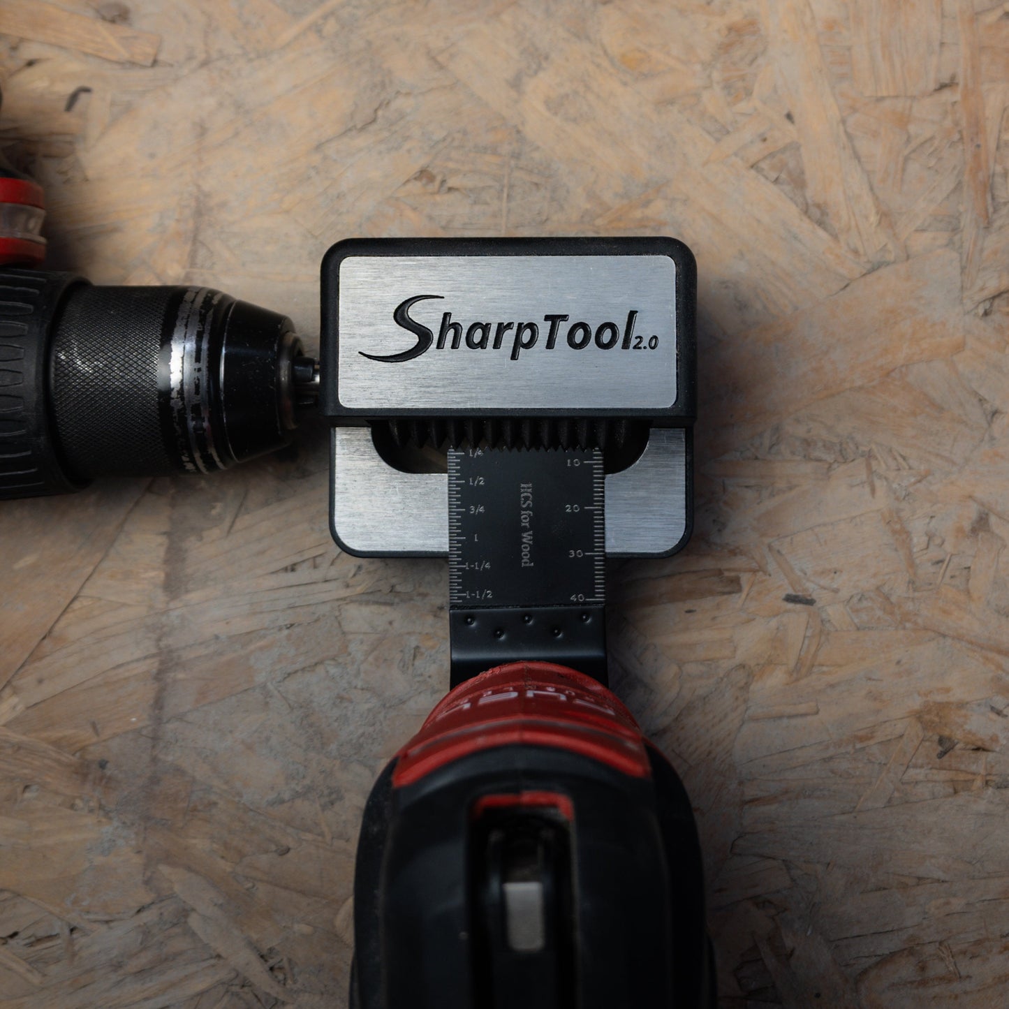 SharpTool 2.0 in gebruik als professionele slijper voor multitoolbladen op een houten werkblad