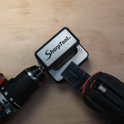 SharpTool 2.0 die een multitoolblad snel en efficiënt aanscherpt met een boormachine scherpe tanden zichtbaar van de multitool